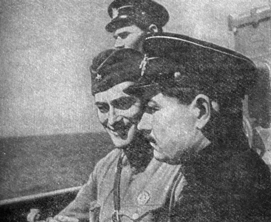 Евгений Петров на крейсере 'Ташкент' 27 июня 1942 г. Справа - командир корабля В. Н. Ерошенко